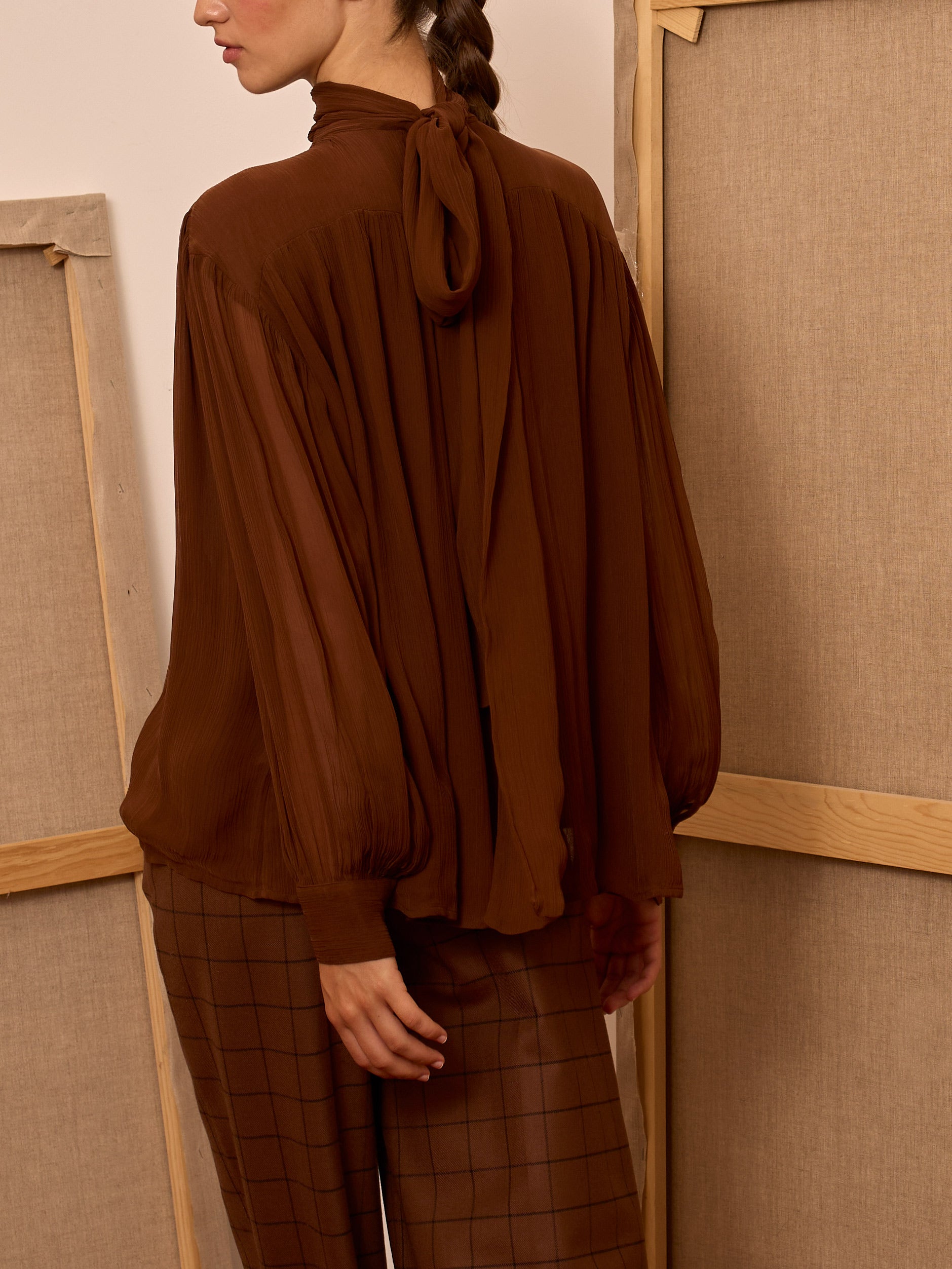 Blusa marrón cuello alto lazada