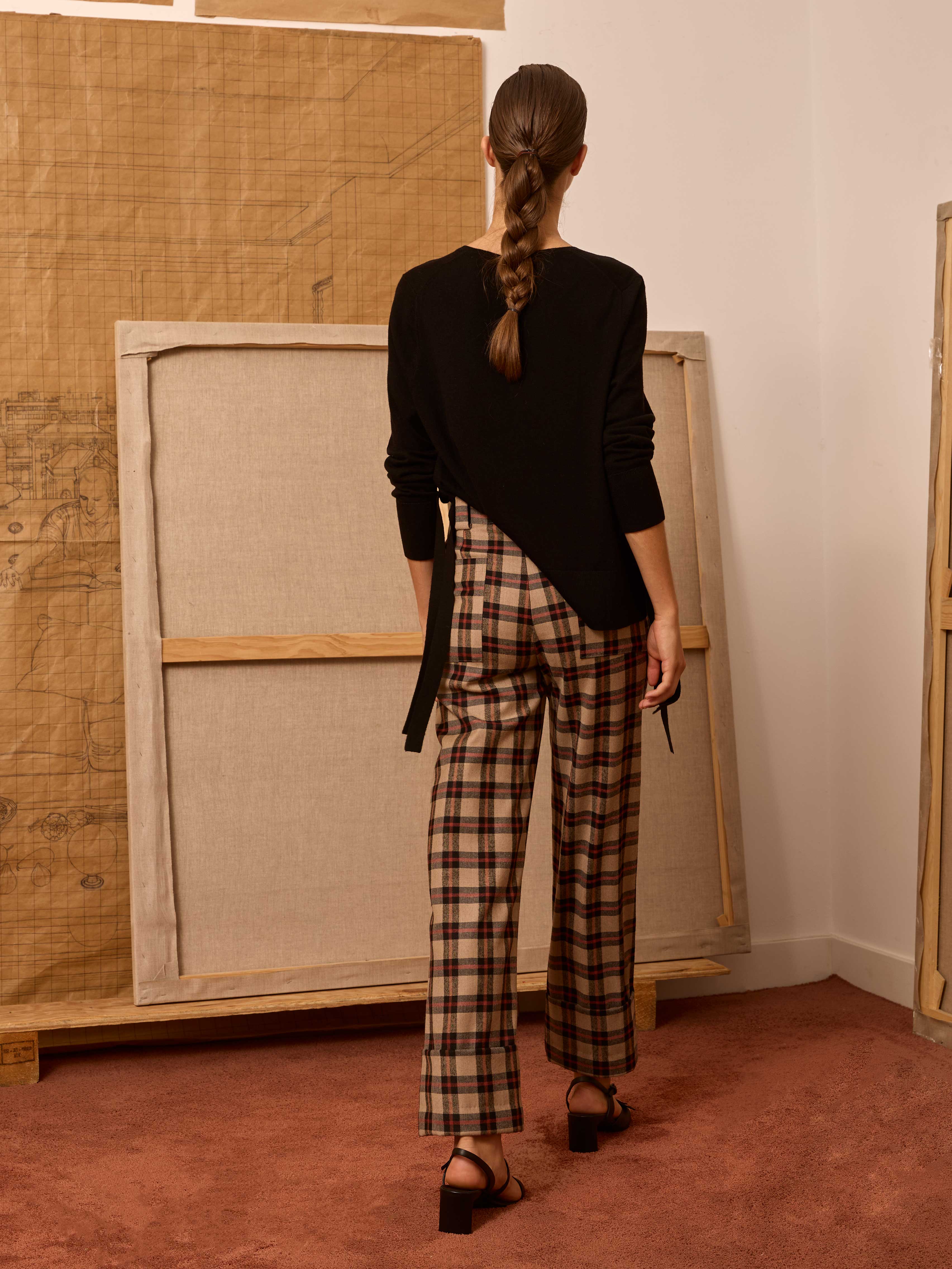 Jersey negro de pico con lazadas