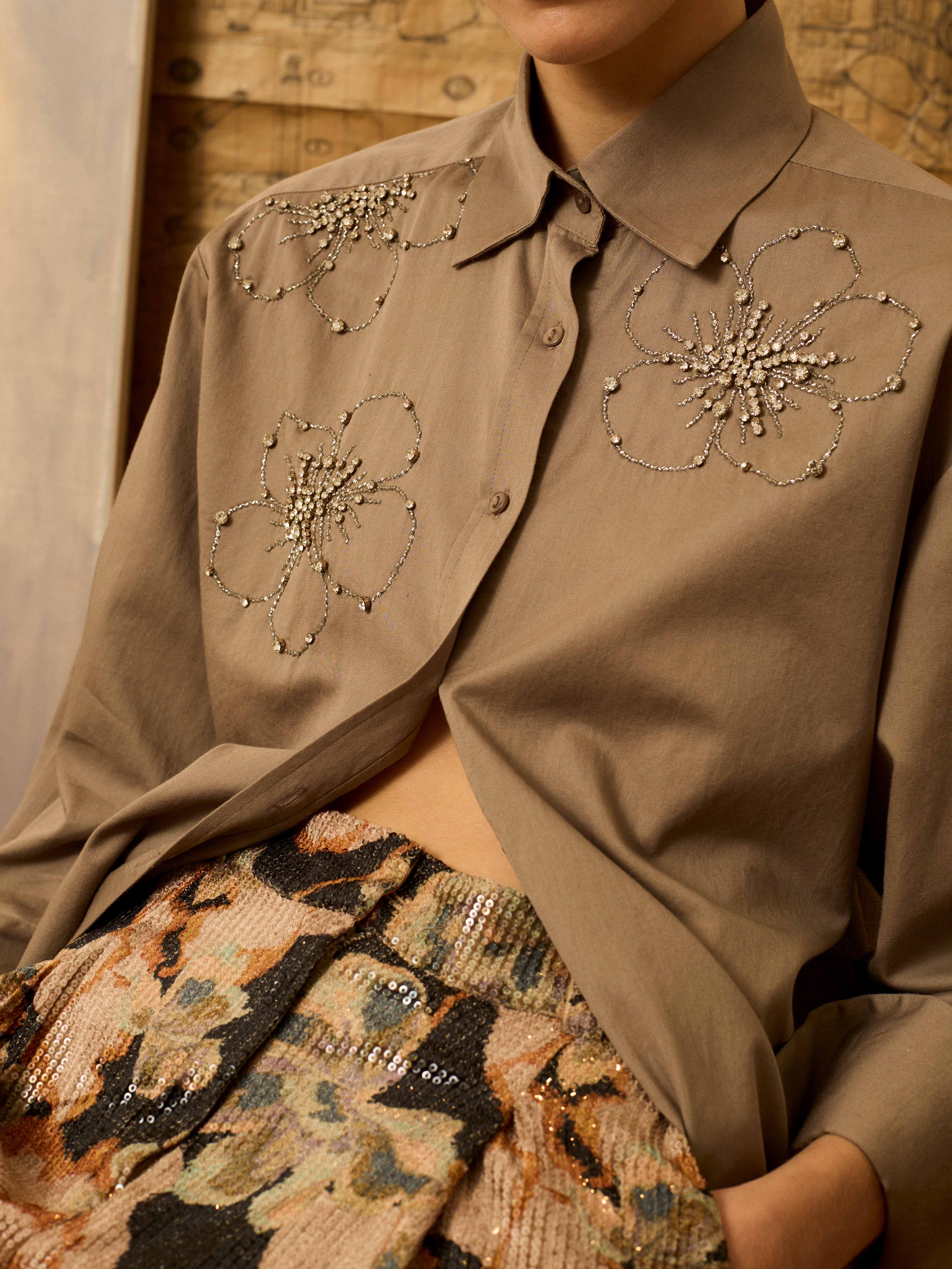 Camisa masculina color topo con pedrería