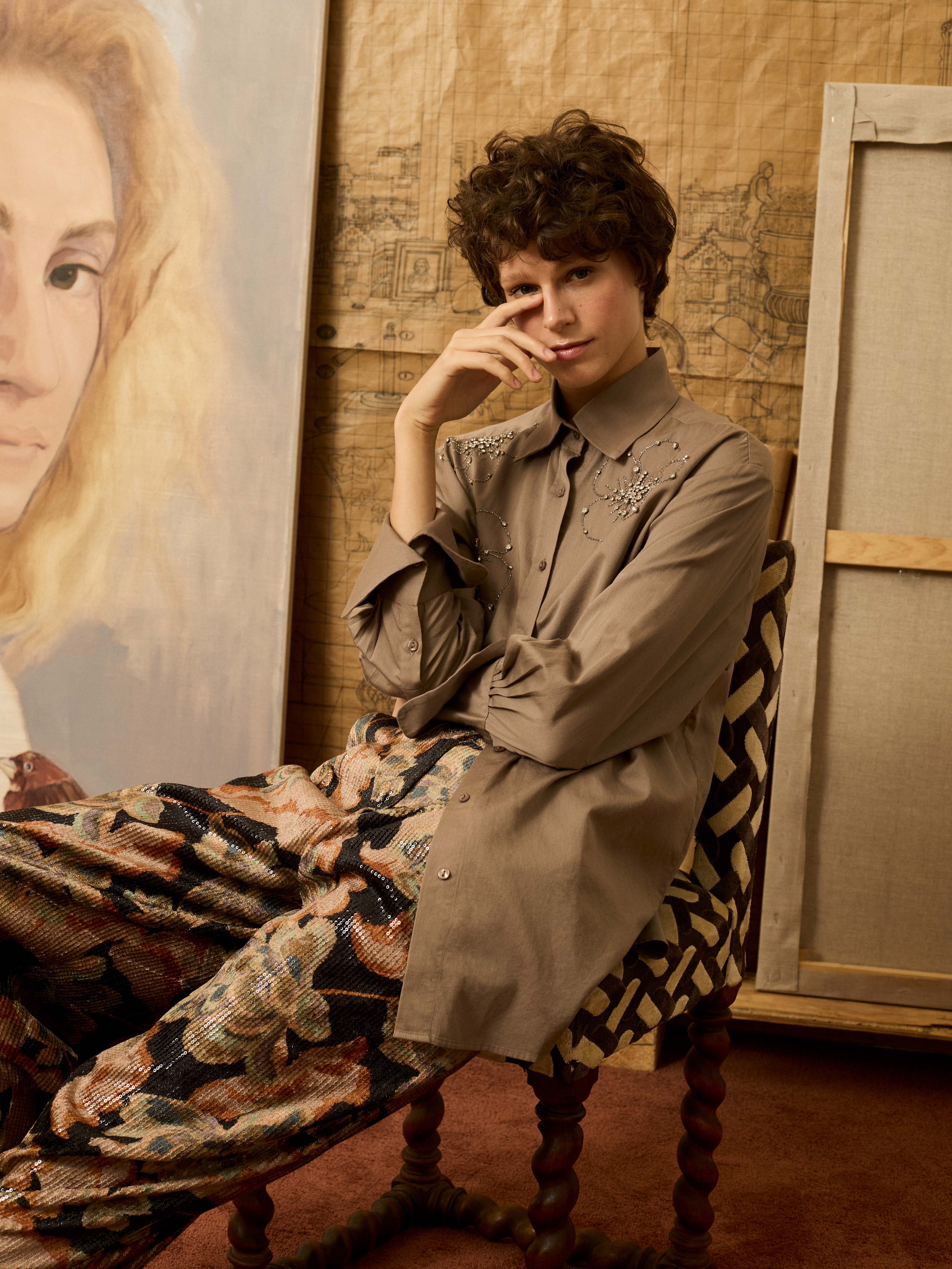 Camisa masculina color topo con pedrería