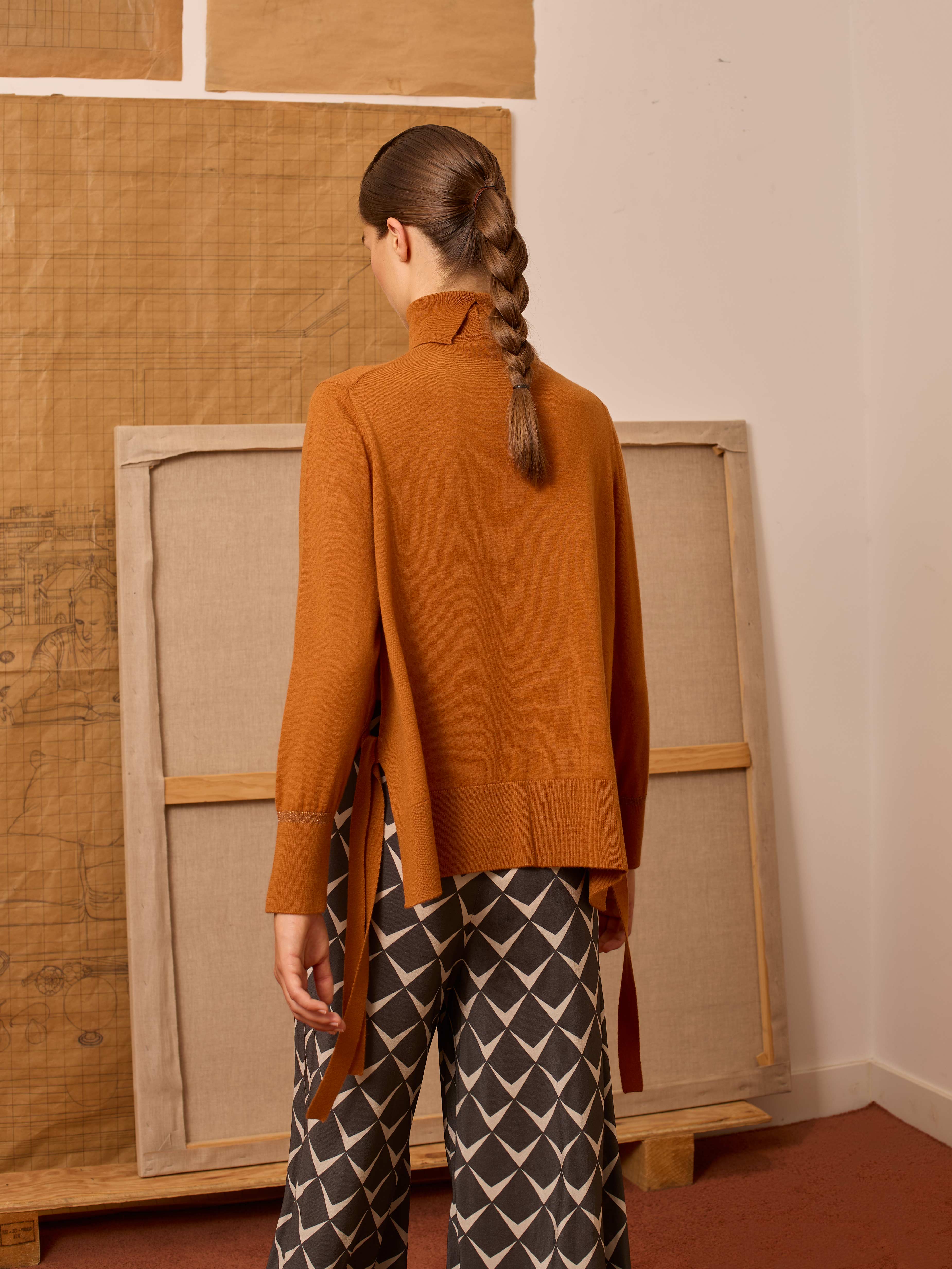 Jersey cuello alto con lazadas color naranja