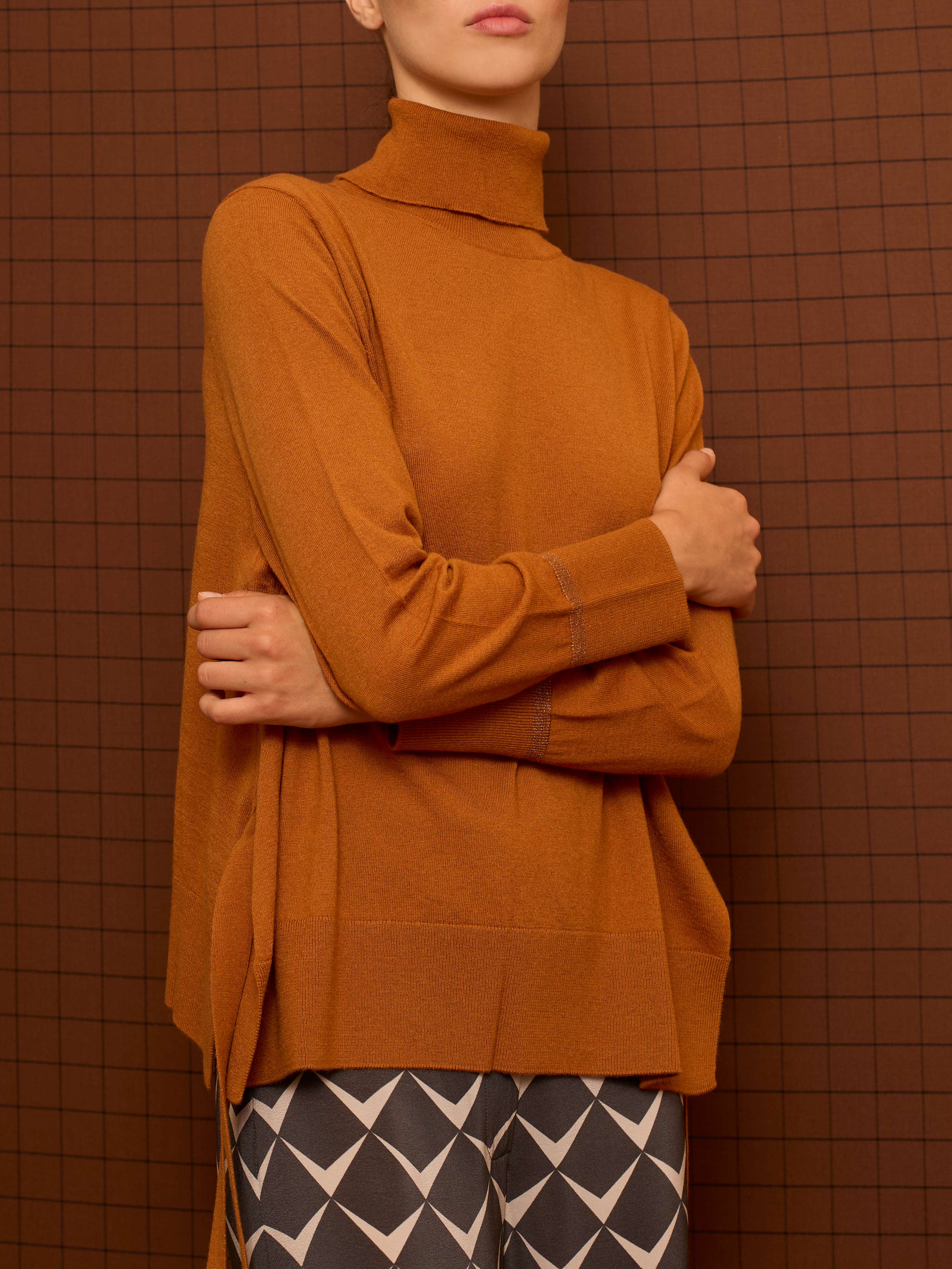 Jersey cuello alto con lazadas color naranja