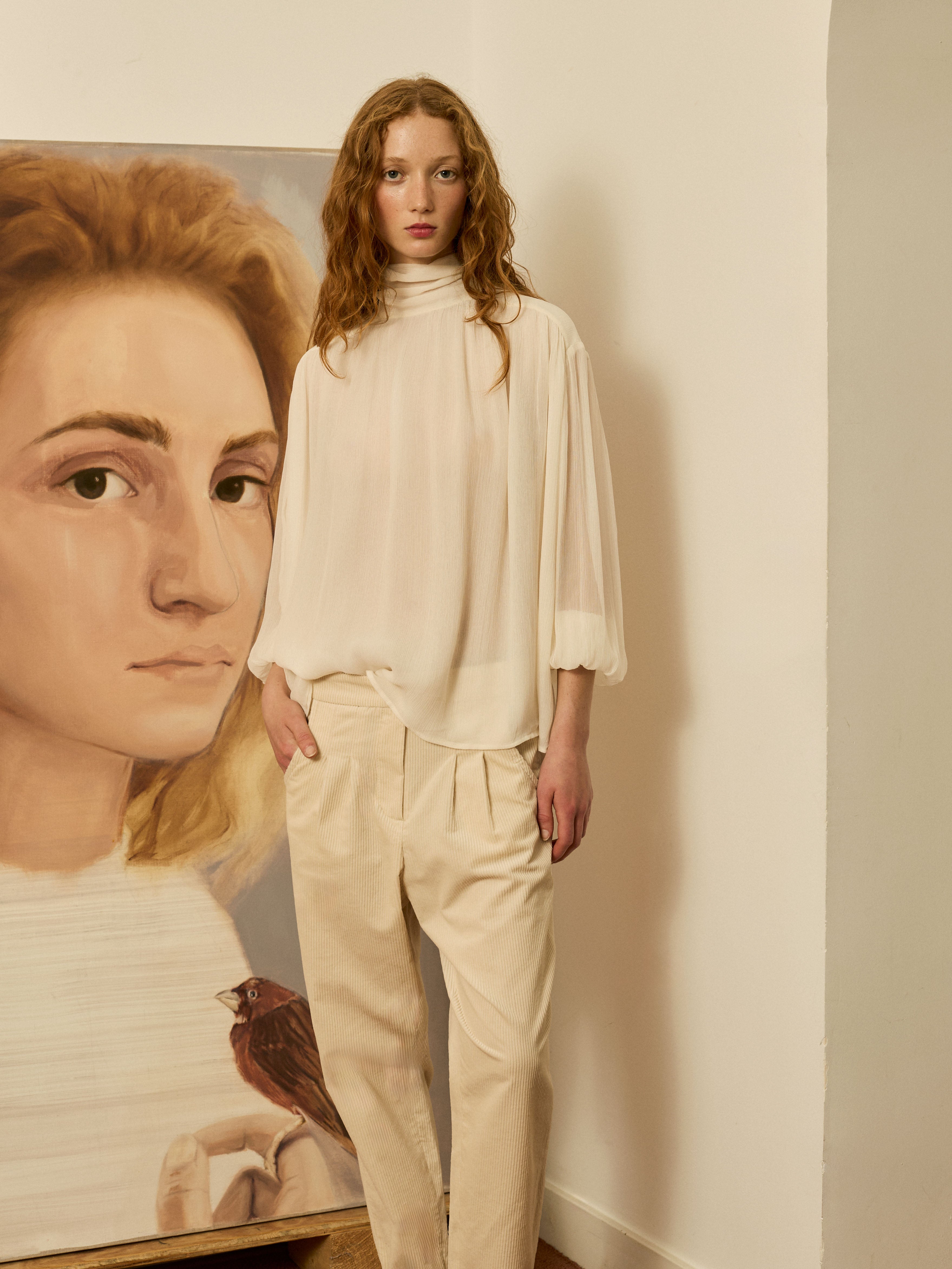 Blusa marfil cuello alto y lazada