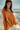Blusa naranja con abertura trasera